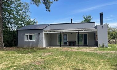 Venta casa en Lobos con jardín 850m2 Arbolado, Alambrado!