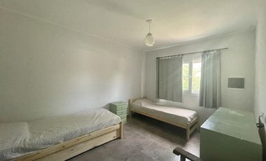 Venta casa en Lobos con jardín 850m2 Arbolado, Alambrado!