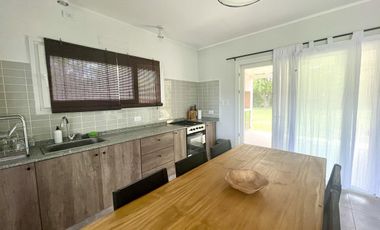 Venta casa en Lobos con jardín 850m2 Arbolado, Alambrado!