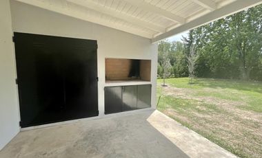 Venta casa en Lobos con jardín 850m2 Arbolado, Alambrado!