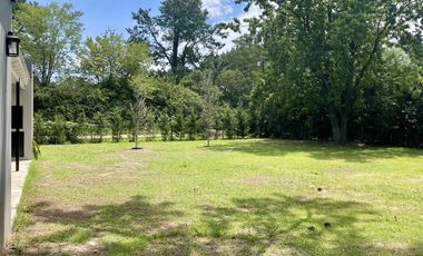 Venta casa en Lobos con jardín 850m2 Arbolado, Alambrado!