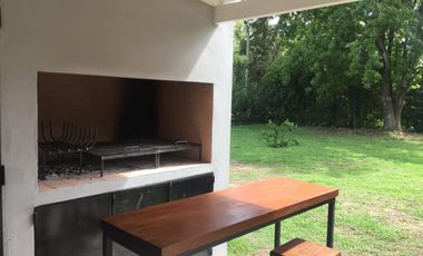 Venta casa en Lobos con jardín 850m2 Arbolado, Alambrado!