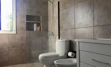 Venta casa en Lobos con jardín 850m2 Arbolado, Alambrado!