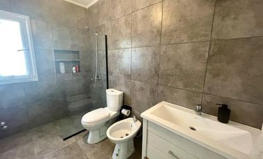 Venta casa en Lobos con jardín 850m2 Arbolado, Alambrado!