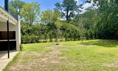 Venta casa en Lobos con jardín 850m2 Arbolado, Alambrado!