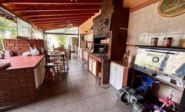 EXCELENTE CHALET 5 AMBIENTES EN SAN MARTIN CENTRO