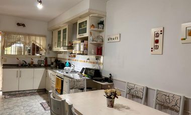 EXCELENTE CHALET 5 AMBIENTES EN SAN MARTIN CENTRO
