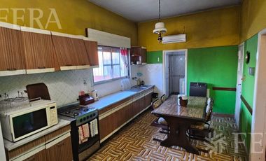 Venta casa 4 ambientes con cochera en Crucecita