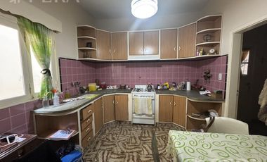 Venta casa 4 ambientes con cochera en Crucecita