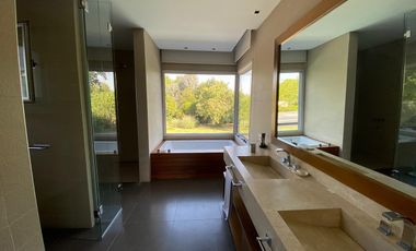 Casa de 5 ambientes con Jardín y Pileta en Venta - Altos del Pilar