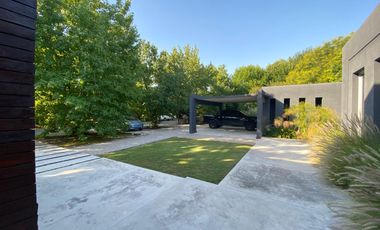 Casa de 5 ambientes con Jardín y Pileta en Venta - Altos del Pilar