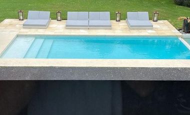 Casa de 5 ambientes con Jardín y Pileta en Venta - Altos del Pilar