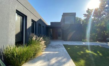 Casa de 5 ambientes con Jardín y Pileta en Venta - Altos del Pilar