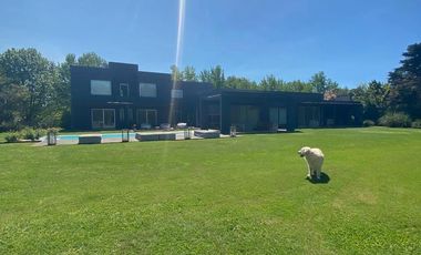 Casa de 5 ambientes con Jardín y Pileta en Venta - Altos del Pilar