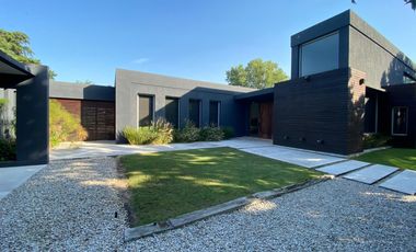 Casa de 5 ambientes con Jardín y Pileta en Venta - Altos del Pilar