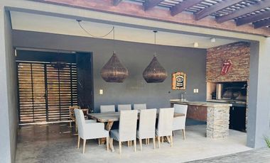 Casa de 5 ambientes con Jardín y Pileta en Venta - Altos del Pilar