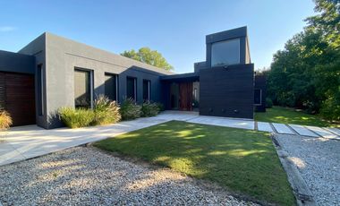 Casa de 5 ambientes con Jardín y Pileta en Venta - Altos del Pilar