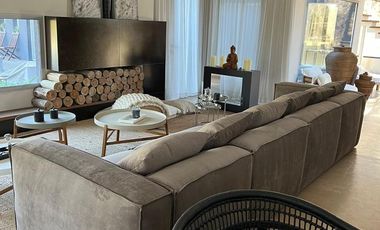 Casa de 5 ambientes con Jardín y Pileta en Venta - Altos del Pilar