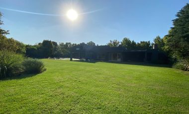 Casa de 5 ambientes con Jardín y Pileta en Venta - Altos del Pilar