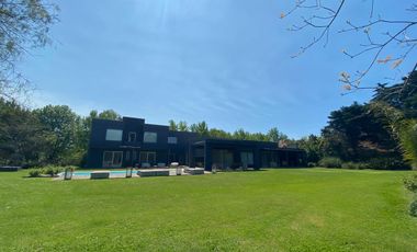 Casa de 5 ambientes con Jardín y Pileta en Venta - Altos del Pilar