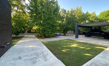 Casa de 5 ambientes con Jardín y Pileta en Venta - Altos del Pilar