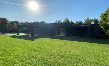 Casa de 5 ambientes con Jardín y Pileta en Venta - Altos del Pilar