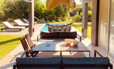 Casa de 5 ambientes con Jardín y Pileta en Venta - Altos del Pilar