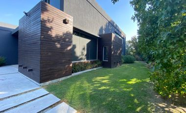 Casa de 5 ambientes con Jardín y Pileta en Venta - Altos del Pilar