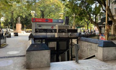 PETIT HOTEL en calle Florida junto al Plaza Hotel, opción solo local comercial