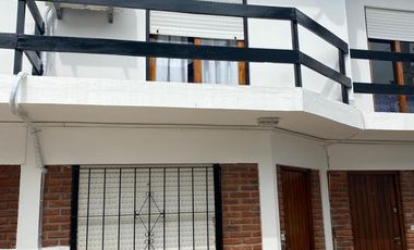 Venta de duplex tres ambientes con patio y cochera en San Bernardo del Tuyu