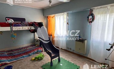 CHALET 4 AMB C/COCHERA- QUINCHO Y JARDIN. QUILMES OESTE