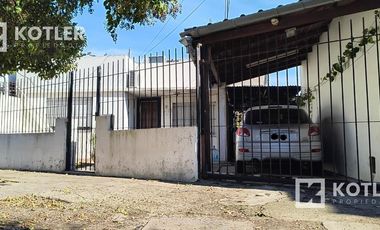 Casa al frente de 3 amb. c/garage y casa al fondo de 3 amb. c/patio