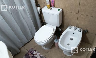 Casa al frente de 3 amb. c/garage y casa al fondo de 3 amb. c/patio