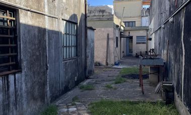 Dos PH a reciclar sub-divididos en Lanús este. Lote de 10x32