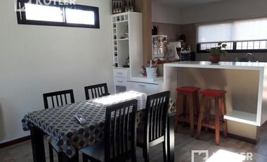 VENTA - Excelente propiedad en excelente estado - Casa - Temperley - 2 dormitorios, garage