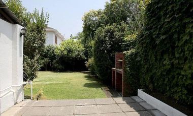 Casa en arriendo c/ estacionamiento en Jardín Del Este