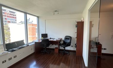 EXCELENTE OFICINA A PASOS METRO LOS LEONES