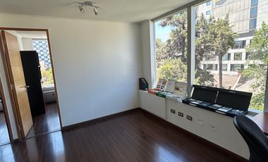 EXCELENTE OFICINA A PASOS METRO LOS LEONES