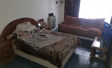 Casa mas departamento. En Block Oportunidad. La calle ex 230 al 1100