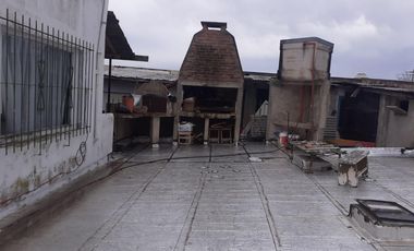 Casa mas departamento. En Block Oportunidad. La calle ex 230 al 1100