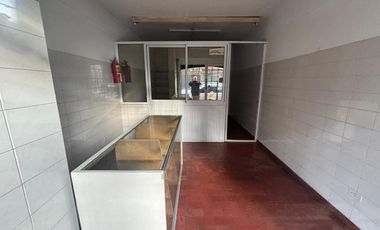 Local a metros de Av. Maipú en Olivos.