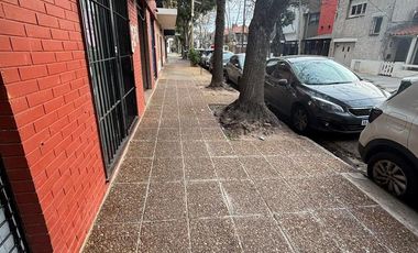 Local a metros de Av. Maipú en Olivos.