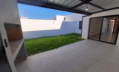 alquiler en Rincones de Manantiales, a estrenar 2 dormitorios, patio cochera