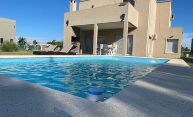 Venta / Alquiler amoblado Casa 5 ambientes en Santa Juana en Canning