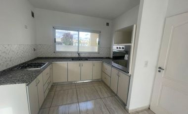 Venta / Alquiler amoblado Casa 5 ambientes en Santa Juana en Canning