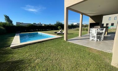Venta / Alquiler amoblado Casa 5 ambientes en Santa Juana en Canning