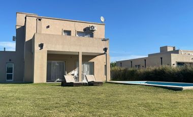 Venta / Alquiler amoblado Casa 5 ambientes en Santa Juana en Canning