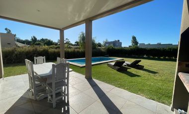 Venta / Alquiler amoblado Casa 5 ambientes en Santa Juana en Canning