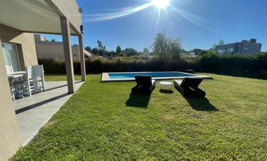 Venta / Alquiler amoblado Casa 5 ambientes en Santa Juana en Canning