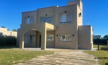 Venta / Alquiler amoblado Casa 5 ambientes en Santa Juana en Canning